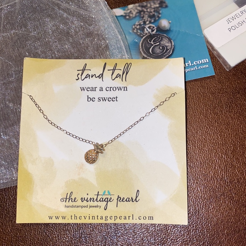 🛍️Vintage Pearl Stand Tall Pineapple necklace! - Picture 2 of 3